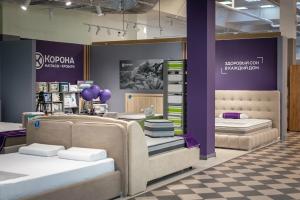 Фирменный магазин «КОРОНА», ул. Калинина 105а, ТЦ «Мега Молл», 4 этаж 